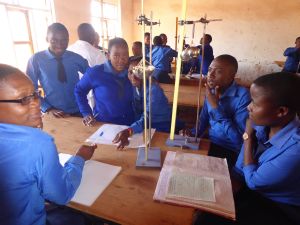 Physikunterricht in der Mkinga Secondary School.