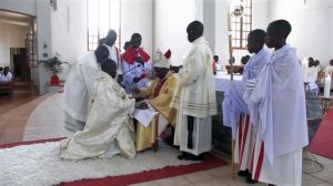 Bischof John C. Ndimbo spendete am Donnerstag, 1. Oktober, Frank Ndunguru im Kiliansdom von Mbinga die Priesterweihe.