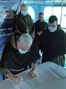 Unter dem Namen "Johannes Paul II." ist ab sofort ein zweites Krankenhausschiff auf dem Amazonas im brasilianischen Partnerbistum Óbidos unterwegs. Das Foto zeigt die Unterzeichnung des Kaufvertrags.