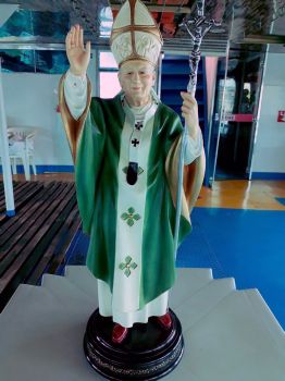 Eine Statue des namensgebenden Papstes Johannes Paul II. findet sich an Bord des neue Krankenhausschiffs. 