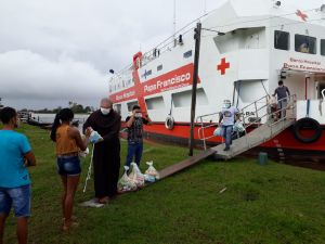 Bischof Bahlmann bei der Übergabe der Hilfspakete auf das Krankenhausschiff "Papa Francisco".