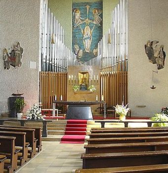 Innenansicht der Stockstädter Pfarrkirche Maria Rosenkranzkönigin