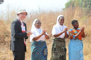 Bischof Dr. Franz Jung freut sich mit den Erlöserschwestern über den Empfang in Litumbandyosi.
