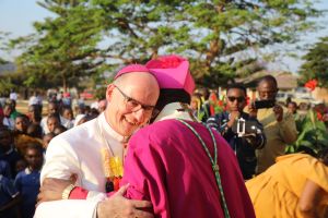 Bischof Dr. Franz Jung und Bischof John C. Ndimbo freuen sich über ihr Wiedersehen in Mbinga.