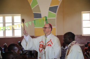  Immer wieder gab es für Bischof Dr. Franz Jung bei seinen Besuchen im Bistum Mbinga etwas zu segnen.