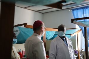 Im Krankenhaus von Litembo besichtigte Bischof Dr. Franz Jung auch die verschiedenen Stationen.
