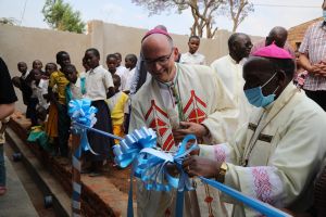 Gemeinsam eröffneten die beiden Bischöfen bei der Reise durchs Bistum Mbinga verschiedene Einrichtungen.