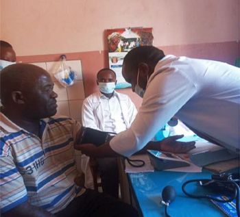 	
Im Mpapa Health Center misst Dr. Ipyana Lucas den Blutdruck eines Patienten.