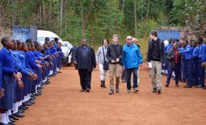 Durch ein Spalier gingen die Besucher aus dem Bistum Würzburg beim Besuch der Mikiga Secondary School in Mbinga.
