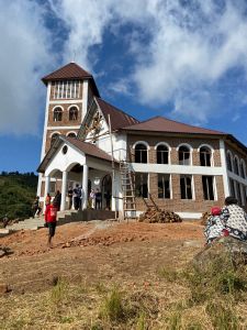Die Baustelle der neuen Kirche in der Außenstelle Ndanga der Pfarrei Lundumato stand ebenfalls auf dem Besuchsprogramm.