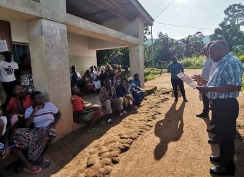 Wenn die Mobile Klinik in einem Ort eintrifft, warten meistens schon viele Menschen auf ärztliche Hilfe. Das Bild entstand in der Außenstation Mango im Gebiet am Njassa-See.