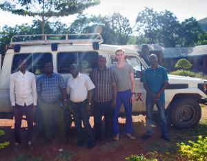 Das Team der Mobilen Klinik (von links): Dr. Deogratius Lugaga, Dr. Curthbeth Seluhinga, Dr. Maurus Ndomba, Dr. Daniel Kirumbi, Freiwilliger David Beck und Fahrer Vianey Hiyera.
