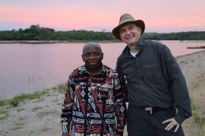 Sonnenuntergang in Brasilien am Amazonas: Bischof John Ndimbo und Bischof Dr. Franz Jung  am Stand von Juruti Velho.