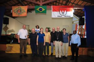 Diese Delegation mit Bischof Dr. Franz Jung (3. von rechts) und Bischof John C. Ndimbo (rechts) aus dem tansanischen Partnerbistum Mbinga besuchte das brasilianische Bistum Óbidos und wurde dort von Bischof Bernardo Johannes Bahlmann (links) begrüßt.