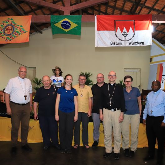 Diese Delegation mit Bischof Dr. Franz Jung (3. von rechts) und Bischof John C. Ndimbo (rechts) aus dem tansanischen Partnerbistum Mbinga besuchte das brasilianische Bistum Óbidos und wurde dort von Bischof Bernardo Johannes Bahlmann (links) begrüßt.