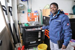 In der Werkstatt holt sich Mpangala das passende Werkzeug, um zum Beispiel blockierende Türen im Haus zu reparieren.