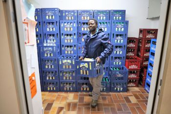 Wenn im Getränkeautomaten nicht genügend Flaschen sind, ist Mpangala zur Stelle.