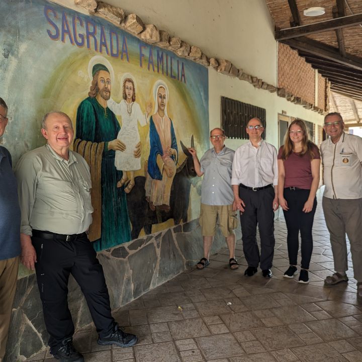 Zum Auftakt seiner Pastoralreise besucht Bischof Dr. Franz Jung (3. von rechts) die Pfarrei "La Sagrada Familia" von Pfarrer Christian Müssig (links neben dem Bischof).