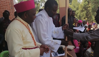 Pater Dennis tritt seinen Dienst als Pfarrer von Wukiro an