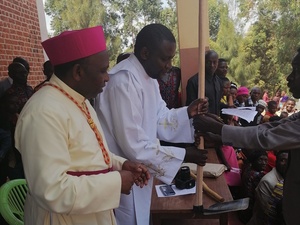 Pater Dennis tritt seinen Dienst als Pfarrer von Wukiro an